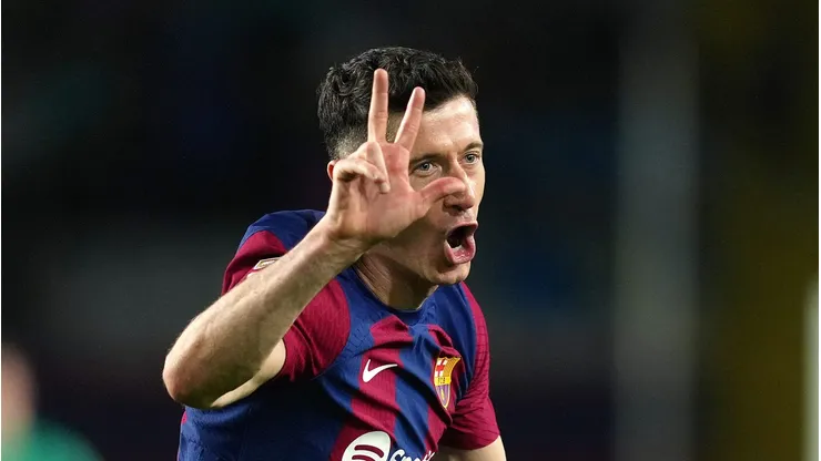 Lewandowski comemorando gol pelo Barcelona. Foto: Alex Caparros/Getty Images
