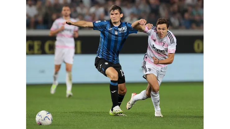 De Roon, da Atalanta, encara Chiesa, da Juventus, durante partida da Serie A (Foto: Emilio Andreoli/Getty Images)