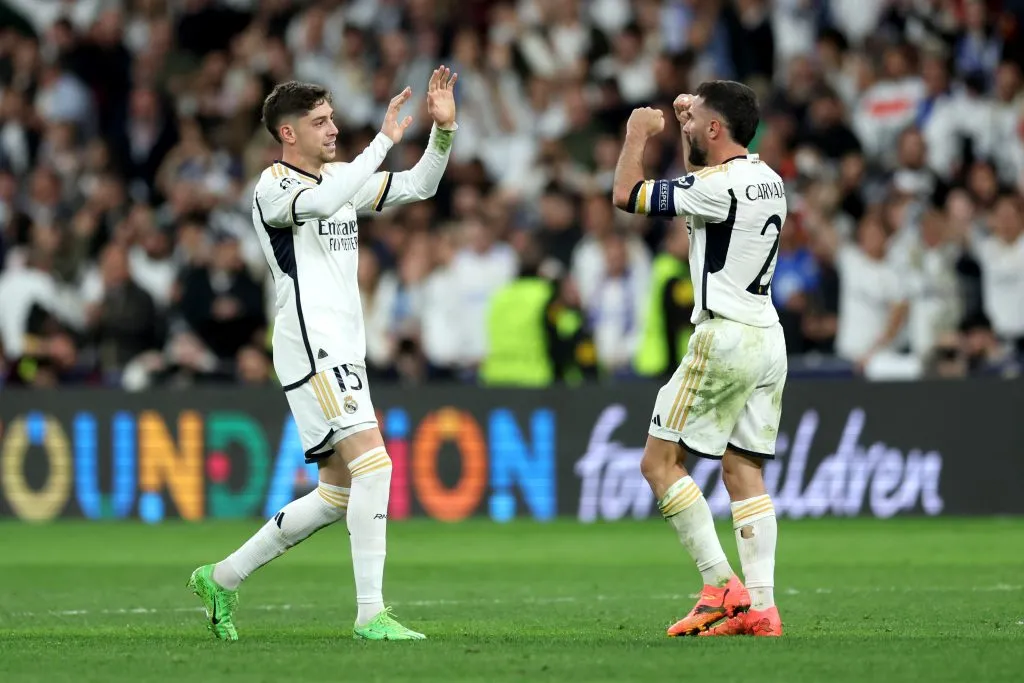 Valverde e Carvajal se cumprimentam. Foto: Clive Brunskill/Getty Images