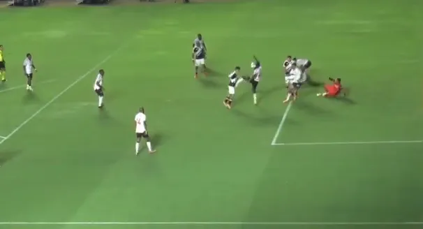 Reynaldo atinge Galdames dentro da área. Árbitro segue o lance e não houve revisão. foto: reprodução