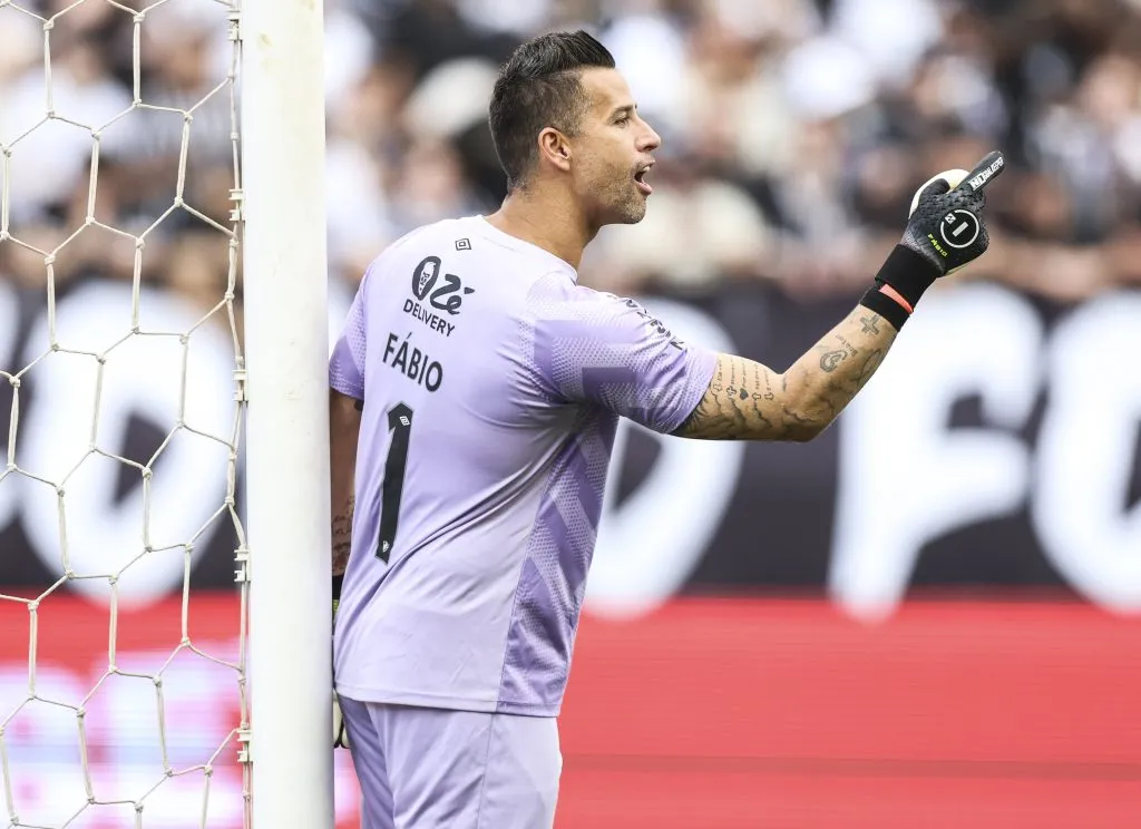 Fábio em ação contra o Corinthians. (Photo by Alexandre Schneider/Getty Images)