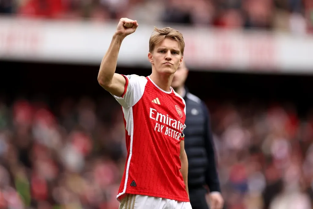 Odegaard celebra triunfo do Arsenal contra o Bournemouth