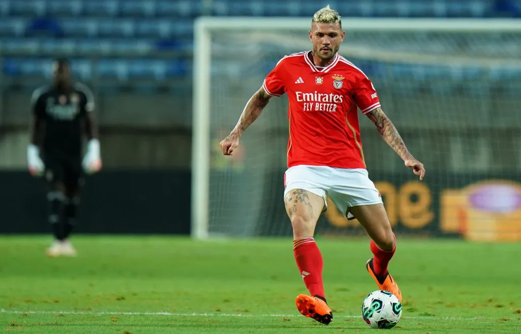 Benfica pode negociar o zagueiro. (Photo by Gualter Fatia/Getty Images)