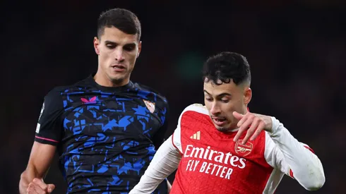 Lamela e Martinelli disputam a bola em Sevilla x Arsenal. Foto: Clive Rose/Getty Images