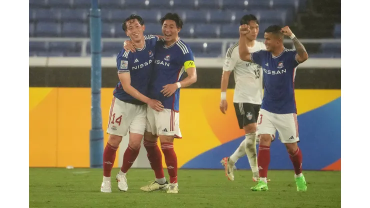 Atletas do Yokohama F Marinos celebram vaga nos pênaltis contra o Ulsan Hyundai na Champions Asiática (Foto: Masashi Hara/Getty Images)