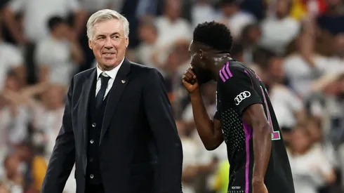 Davies foi flagrado conversando com Ancelotti (Foto: Alexander Hassenstein/Getty Images)