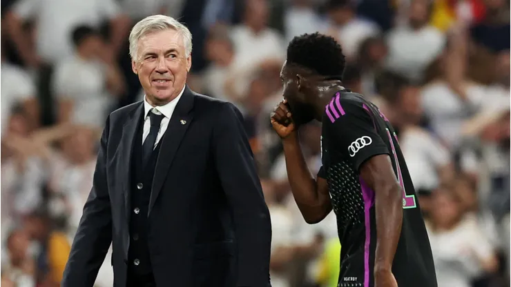 Davies foi flagrado conversando com Ancelotti (Foto: Alexander Hassenstein/Getty Images)
