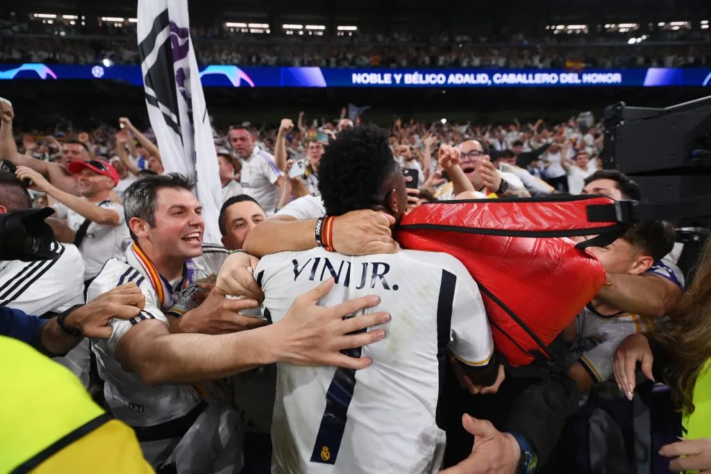 Vini Jr nos braços da torcida. Foto: David Ramos/Getty Images