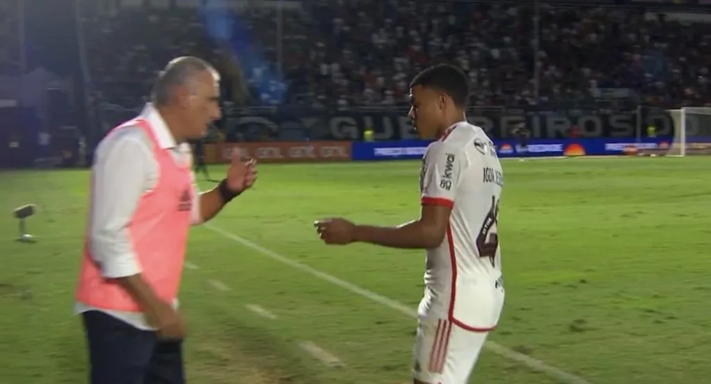 Tite fala com Igor Jesus ao substituí-lo | Foto: reprodução/premiere