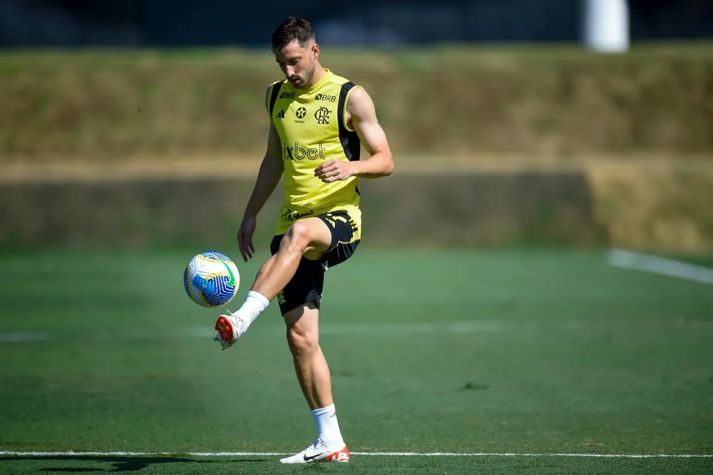 Viña também participou da atividade no último treino do Fla antes da viagem | fOTO: Marcelo Cortes /CRF