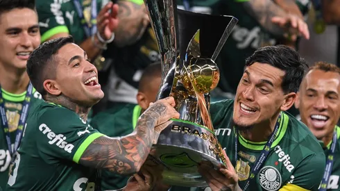 Zagueiro tem diversos títulos ao lado do ídolo Dudu. Foto: João Guilherme Arenazio/Getty Images