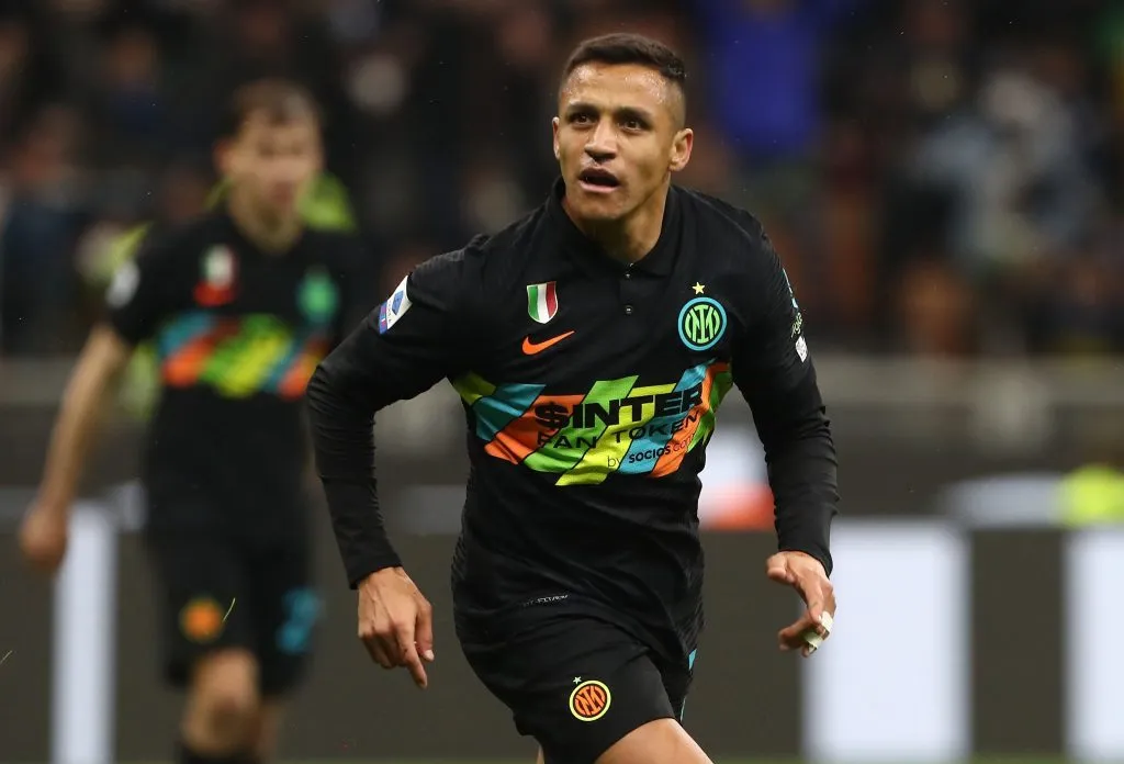 Sánchez em campo pela Inter (Photo by Marco Luzzani/Getty Images)