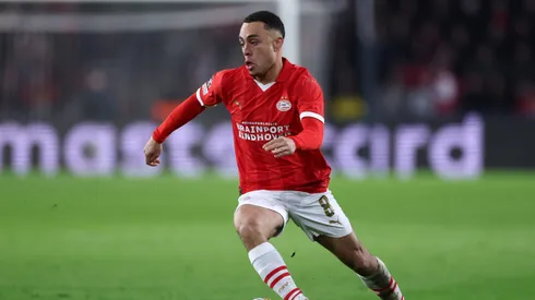 Sergiño Dest em ação pelo PSV. (Photo by Dean Mouhtaropoulos/Getty Images)