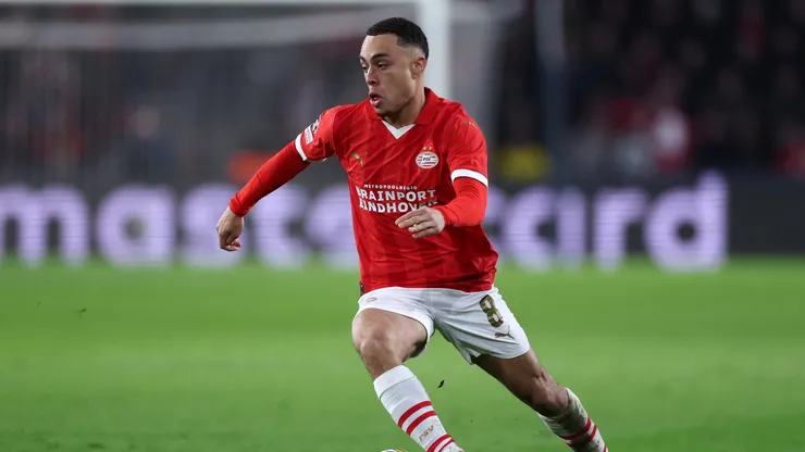 Sergiño Dest em ação pelo PSV. (Photo by Dean Mouhtaropoulos/Getty Images)