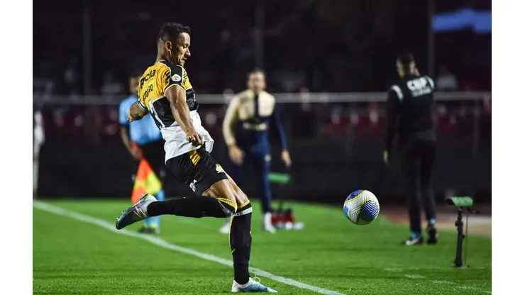 Rodrigo, do Criciúma, em campo durante partida do Brasileirão, contra o São Paulo. (Foto Arena LTDA / Alamy Stock Photo)