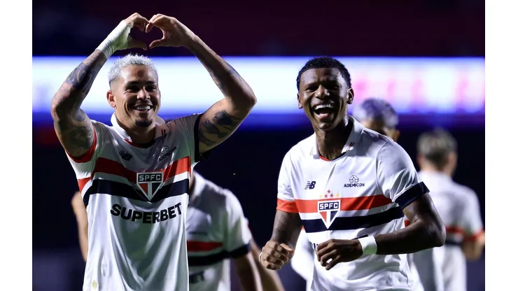 Luciano e Arboleda comemoram o segundo gol do São Paulo no confronto contra o Criciúma pelo Brasileirão. (Associated Press / Alamy Stock Photo)