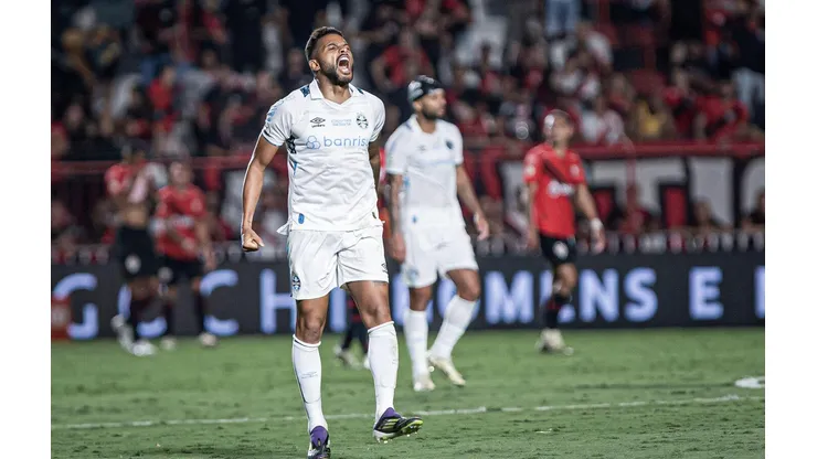 Reinaldo comemora seu gol no duelo entre Atlético-GO e Grêmio, no Brasileirão. (Associated Press / Alamy Stock Photo)
