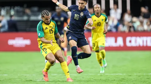 Jeremy Sarmiento, do Equador, disputa a bola em partida contra a Jamaica, pela Copa América. (Sipa US / Alamy Stock Photo)