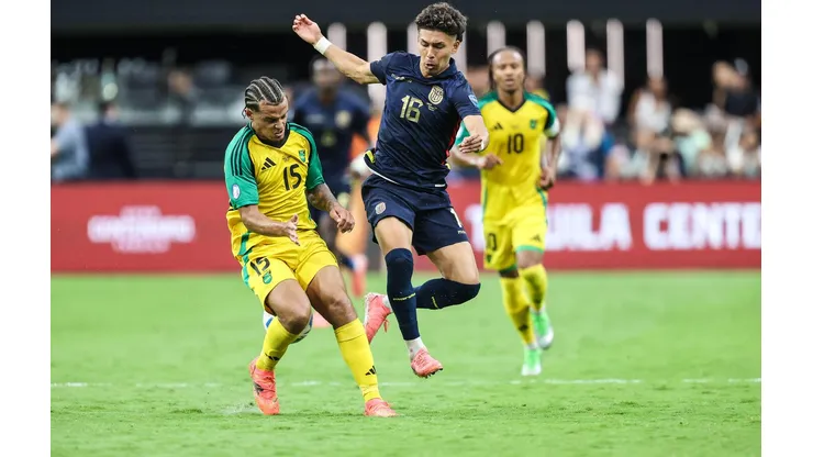 Jeremy Sarmiento, do Equador, disputa a bola em partida contra a Jamaica, pela Copa América. (Sipa US / Alamy Stock Photo)