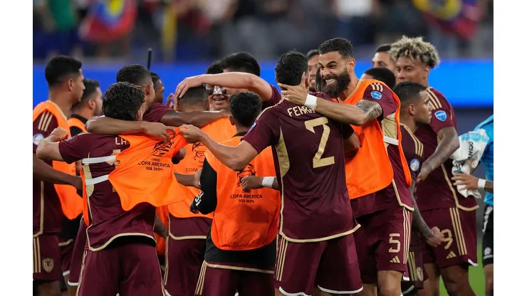 Jogadores da Venezuela comemoram vitória contra o México, que garantiu a classificação para as quartas da Copa América. (Associated Press / Alamy Stock Photo)