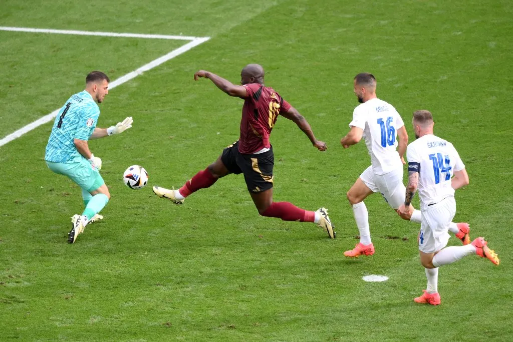 Romelu Lukaku sendo parado pela defesa eslovaca na fase de grupos. (Photo by Justin Setterfield/Getty Images)