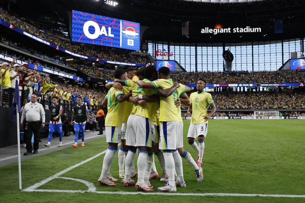 Seleção Brasileira comemorando gol de Vini Júnior. (Photo by Kevork Djansezian/Getty Images)