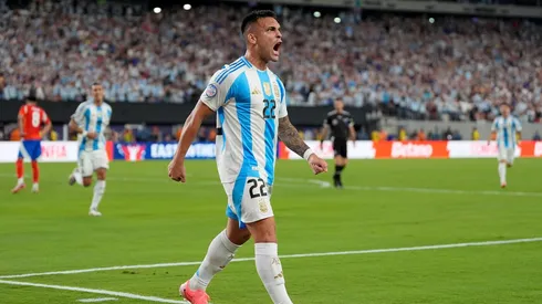 Lautaro Martinez comemora gol que deu a vitória da Argentina contra o Chile na Copa América. (Associated Press / Alamy Stock Photo)