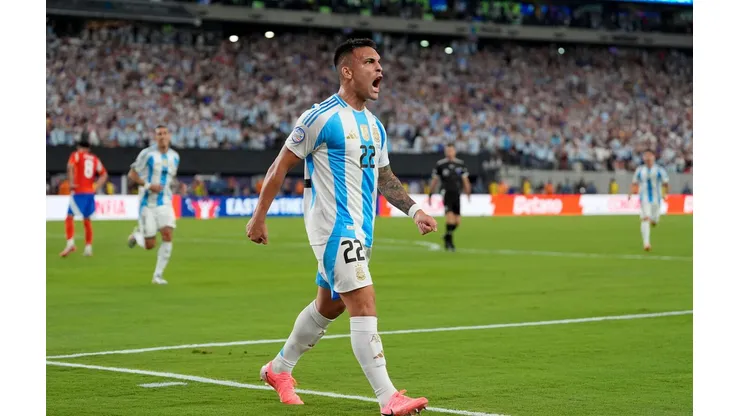 Lautaro Martinez comemora gol que deu a vitória da Argentina contra o Chile na Copa América. (Associated Press / Alamy Stock Photo)