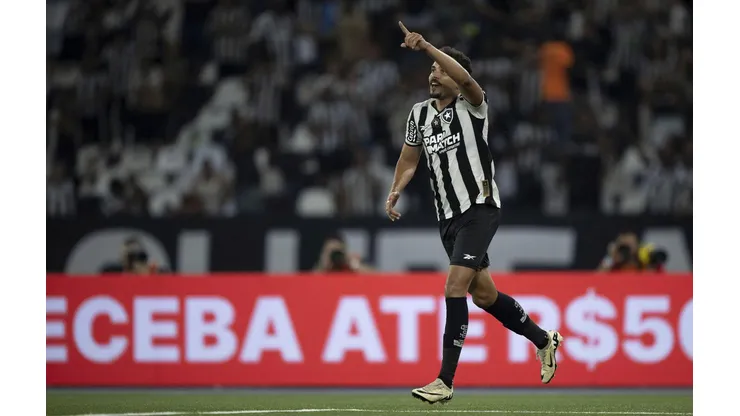 Carlos Eduardo durante a comemoração de um de seus gols contra o RB Bragantino pelo Brasileirão. (Associated Press / Alamy Stock Photo)