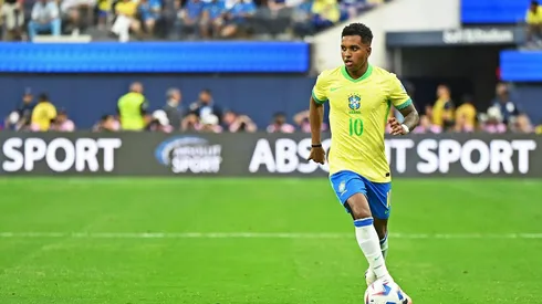 Rodrygo carrega a bola durante do confronto entre Brasil e Costa Rica na Copa América. (Action Plus Sports Images / Alamy Stock Photo)