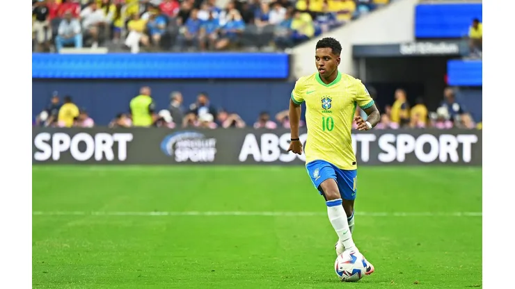 Rodrygo carrega a bola durante do confronto entre Brasil e Costa Rica na Copa América. (Action Plus Sports Images / Alamy Stock Photo)