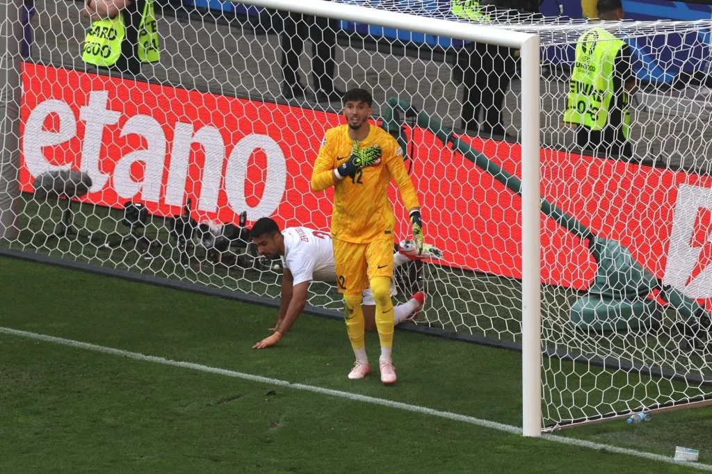 Altay Bayindir reclama do gol contra de Samet Akaydin contra Portugal. (Photo by Kevin C. Cox/Getty Images)