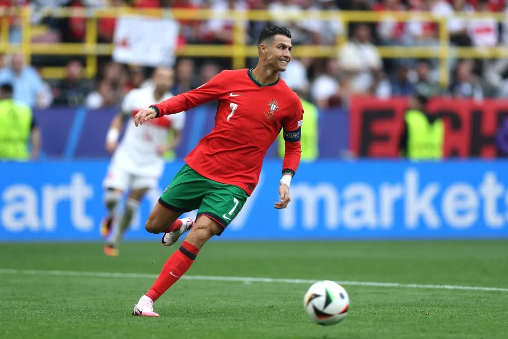 Cristiano Ronaldo atuando contra a Turquia, pela 2ª rodada da Eurocopa 2024. (Photo by Lars Baron/Getty Images)