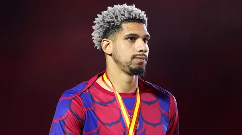 Barcelona: Ronald Araújo não responde oferta de renovação e clube pensa em vendê-lo.