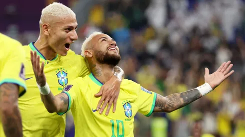 Neymar e Richarlison lado a lado na disputa da Copa do Mundo 2022.
