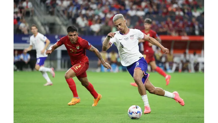 Antonee Robinson carrega a bola na partida entre Estados Unidos e Bolívia pela Copa América. (ZUMA Press, Inc. / Alamy Stock Photo)