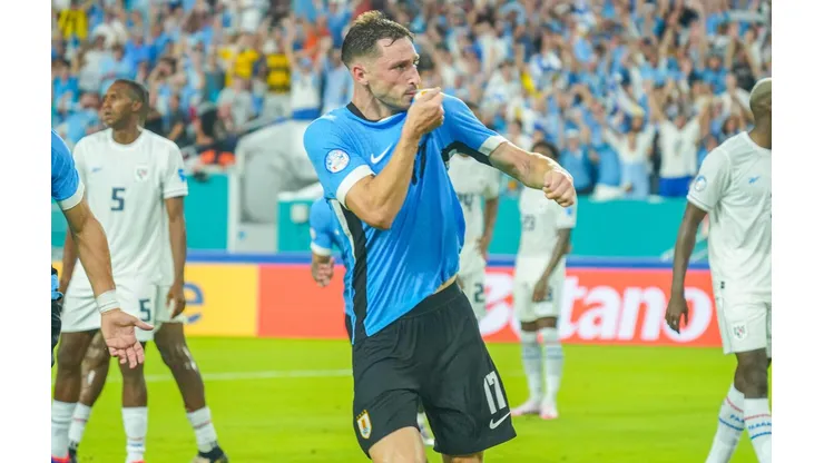 Matias Vina comemora seu gol na vitória de 3 a 1 do Uruguai sobre o Panamá na Copa América. (Marty Jean-Louis / Alamy Stock Photo)