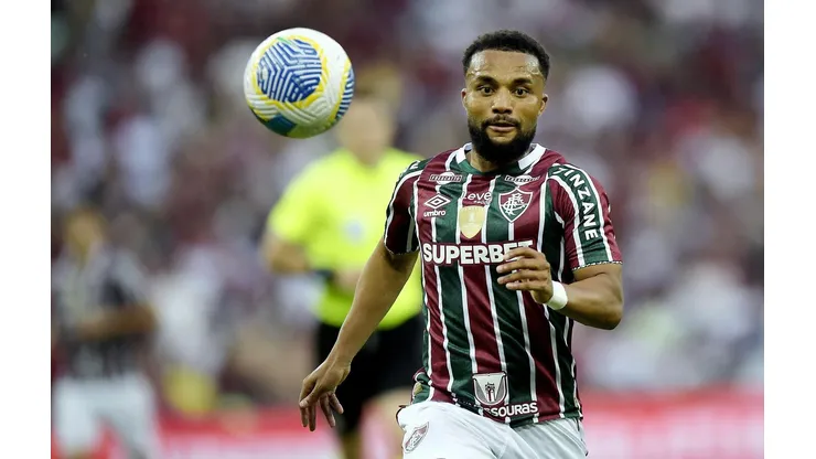 Samuel Xavier em ação na partida entre Fluminense e Flamengo pelo Brasileirão. (Associated Press / Alamy Stock Photo)