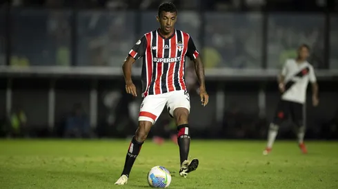 Luiz Gustavo durante a partida entre Vasco e São Paulo no Campeonato Brasileiro. (Associated Press / Alamy Stock Photo)