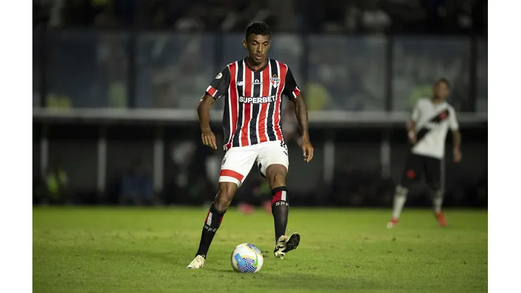 Luiz Gustavo durante a partida entre Vasco e São Paulo no Campeonato Brasileiro. (Associated Press / Alamy Stock Photo)