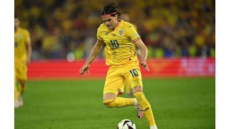 Hagi em ação pela Romênia na derrota para a Bélgica na Eurocopa. (Aflo Co. Ltd. / Alamy Stock Photo)