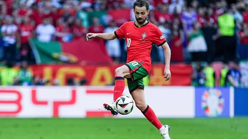 Bernardo Silva domina a bola na partida entre Portugal e Turquia pela Euro. (Zuma Press / Alamy Stock Photo)