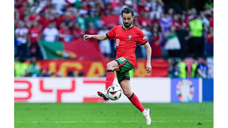 Bernardo Silva domina a bola na partida entre Portugal e Turquia pela Euro. (Zuma Press / Alamy Stock Photo)