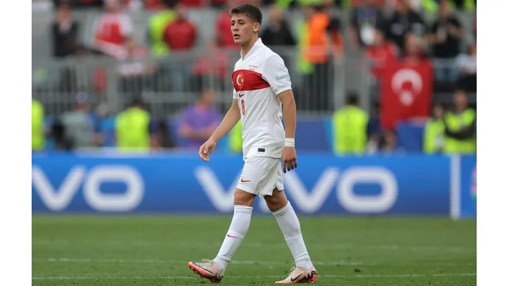 Arda Guler em campo pela Turquia na derrota para Portugal na Eurocopa. (Sportimage Ltd / Alamy Stock Photo)