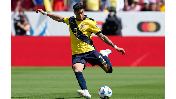 Hincapie na partida de estreia do Equador na Copa América, contra a Venezuela. (Associated Press / Alamy Stock Photo)
