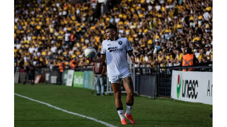 Tiquinho Soares durante a partida entre Criciúma e Botafogo pelo Brasileirão. (Associated Press / Alamy Stock Photo)