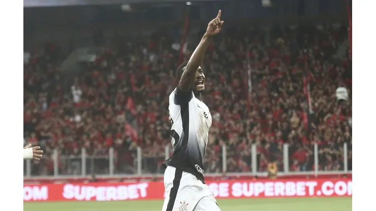 Cacá celebra seu gol no empate do Corinthians contra o Athletico-PR. (Associated Press / Alamy Stock Photo)