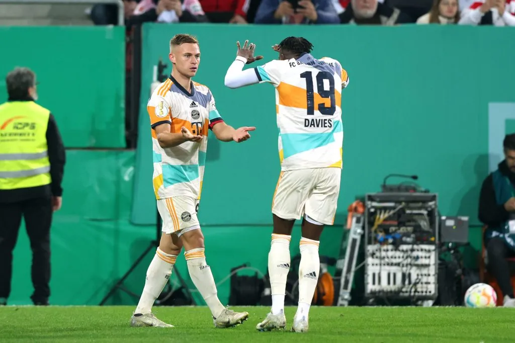 Joshua Kimmich e Alphonso Davies com a camisa do Bayern. (Photo by Alexander Hassenstein/Getty Images)