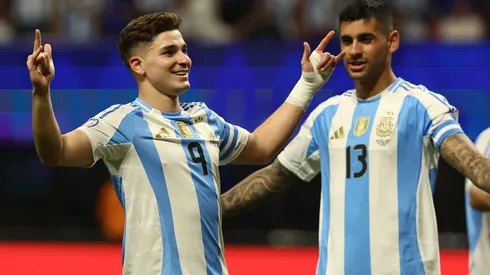 Julian Alvarez comemora seu gol com Romero, no embate entre Argentina e Canadá na Copa América. (Alejandro Pagni / Alamy Stock Photo)