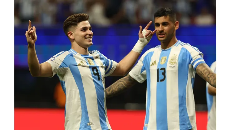 Julian Alvarez comemora seu gol com Romero, no embate entre Argentina e Canadá na Copa América. (Alejandro Pagni / Alamy Stock Photo)
